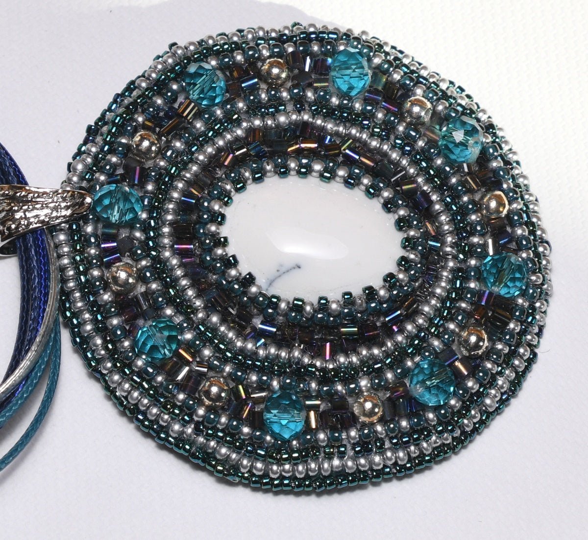 Koljė su Agatu "Balta Jūros Puta" - Rankų darbo gaminiai